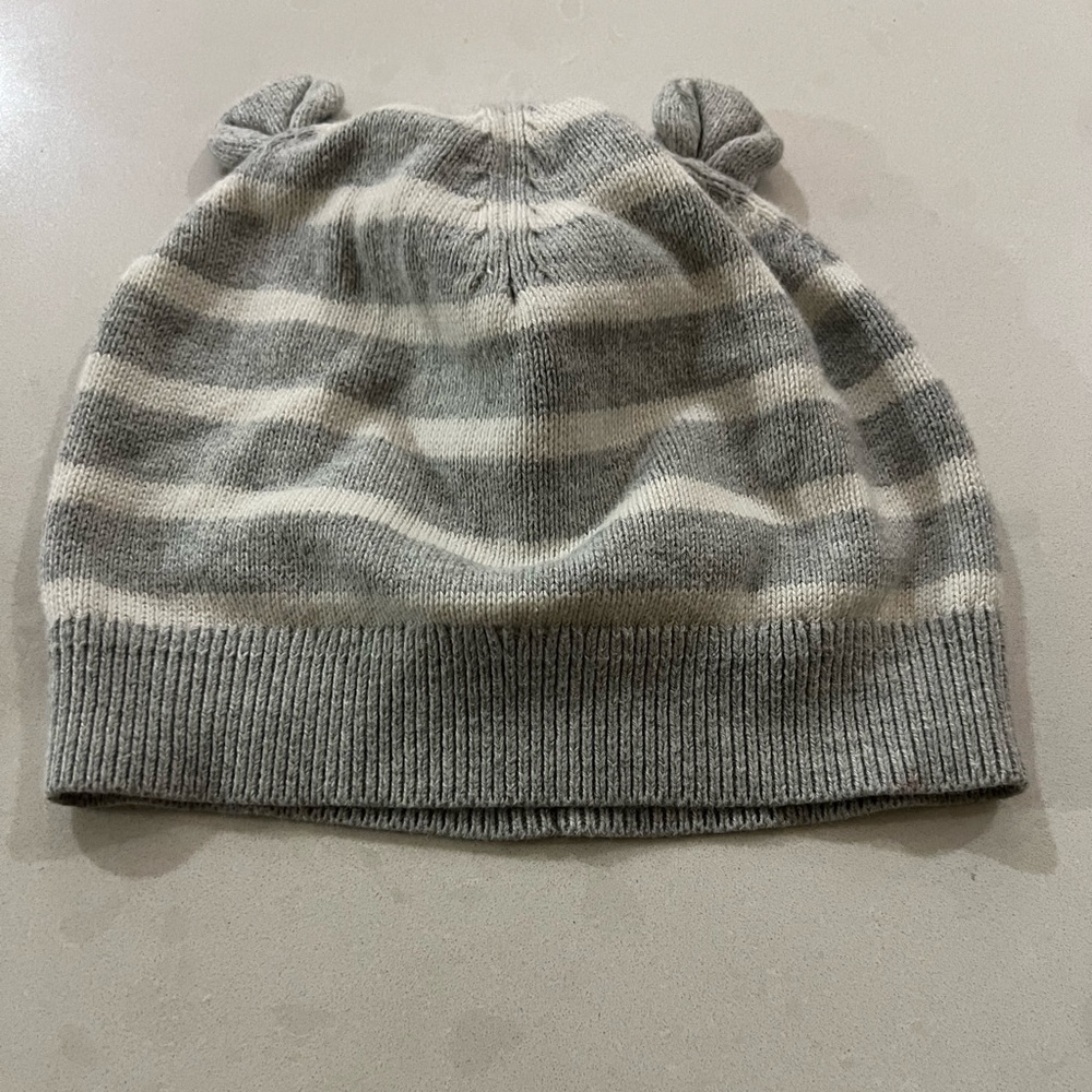 GAP Baby Gray and White Knit hat 12-18m